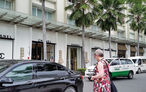 Học đòi chơi hàng hiệu để biết mình còn tồn tại