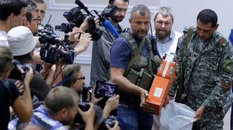 Quân li khai giao hộp đen MH17 cho Malaysia