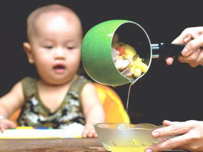 Hầm xương nấu cháo “hại” con chán ăn?