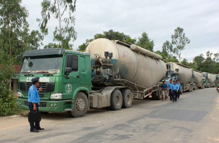 Mật phục bắt 6 xe ‘siêu tải’ cố tình né trạm cân