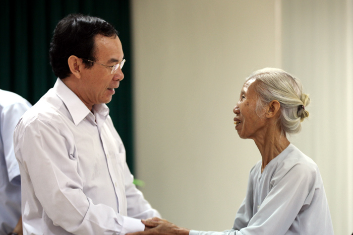 Bộ trưởng ăn bánh mì tiếp dân