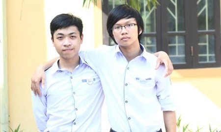 Phạm Đức Toàn (phải) – thủ khoa ĐH Ngoại thương Hà Nội chụp cùng bạn. Ảnh: NVCC