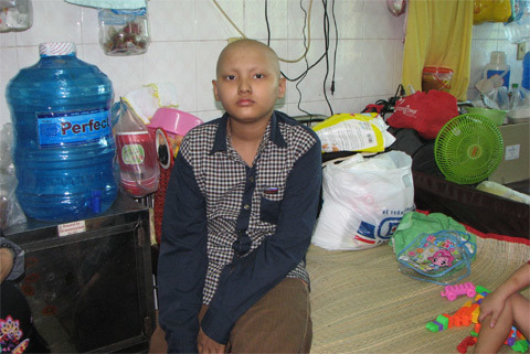 Mẹ mù, con ung thư, cha hết đường xoay xở