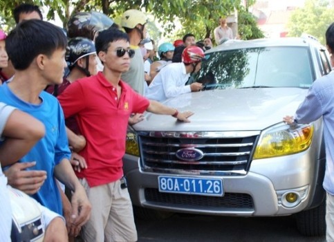 Hàng trăm người dân vây xe biển 80A