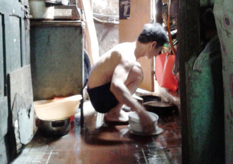 Cuộc sống ẩm thấp và nhếch nhác ở phố cổ Hà Nội