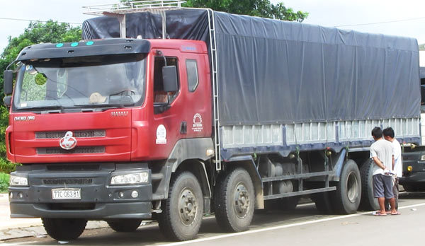 Tài xế xe quá tải khóa xe bỏ trốn bị phạt nặng