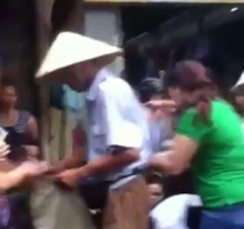 Xôn xao clip người đàn ông rải tiền khắp chợ