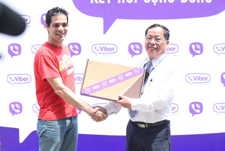 CEO Viber tặng laptop trung tâm dạy nghề nhân đạo
