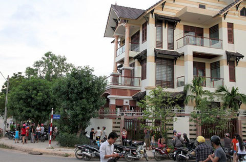 Nhà 'đại gia' buôn gỗ Lào bị niêm phong vì vỡ nợ