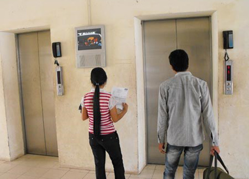 Thang máy Việt không có cửa vào chung cư