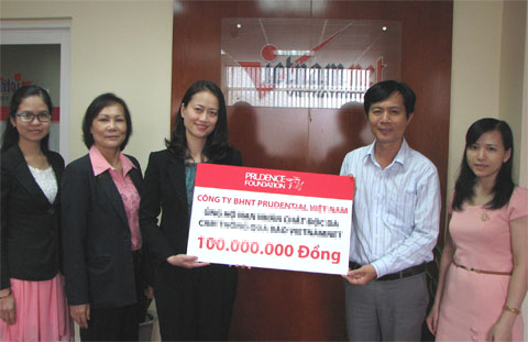 Prudential trao 100 triệu ủng hộ nạn nhân dioxin