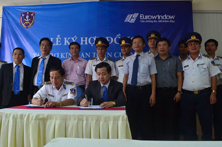 Lắp kính cường lực cho tàu Cảnh sát biển Việt Nam