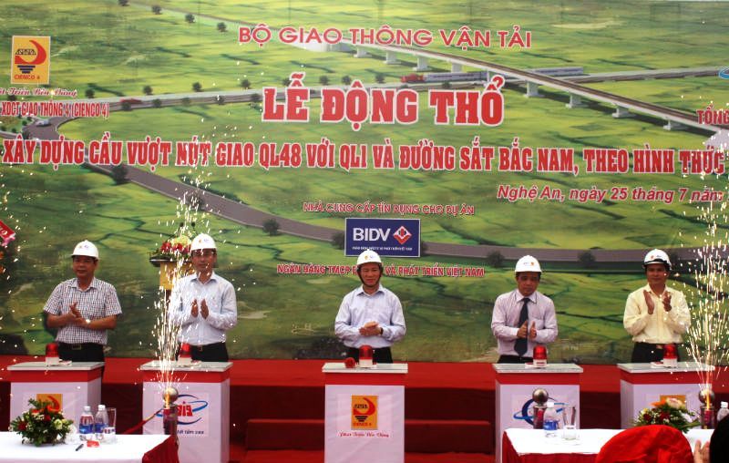 Xây dựng cầu vượt nút giao cắt QL1A, QL48 và đường sắt