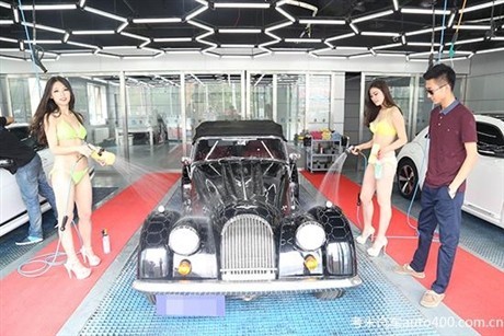 Rửa xe ngắm chân dài mặc bikini giá 3 triệu đồng