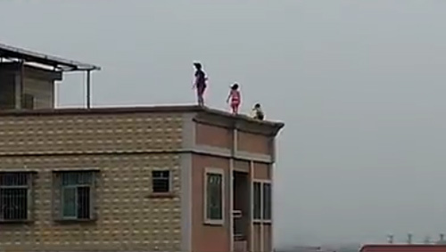 Kinh hãi những đứa trẻ chơi chênh vênh trên nóc nhà
