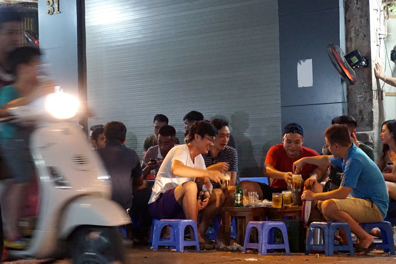 Nhậu đêm tràn phố Hà Nội