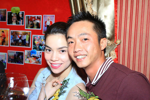 Phản ứng kỳ lạ của Hà Hồ khi nhận quà của Cường đô la