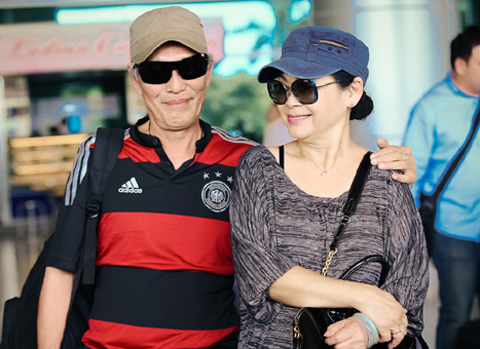 Vợ chồng Khánh Ly trẻ trung ngày trở về