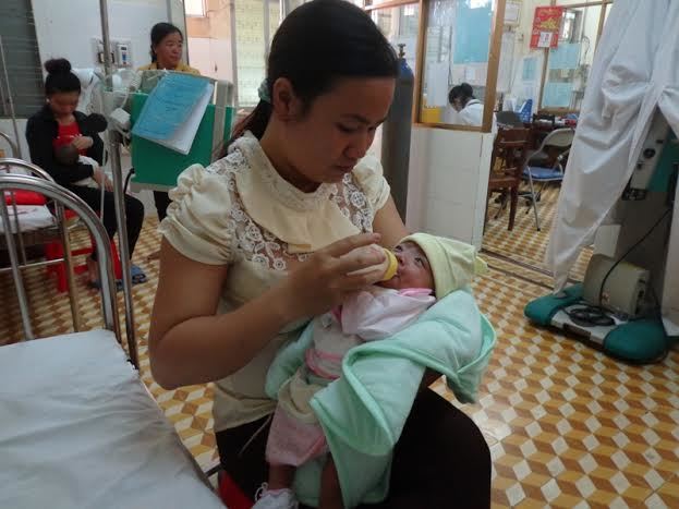 Bé gái sinh non nặng 8 lạng, sống sót kỳ diệu