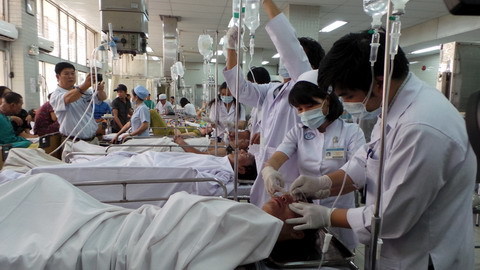 Tai nạn khi pha hóa chất, 3 công nhân bị phỏng