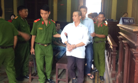 Thiếu nữ say rượu bị 4 gã bạn giở trò đồi bại