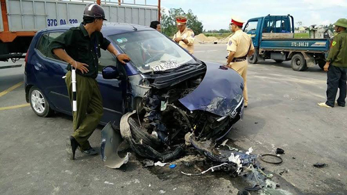 Đâm vào xe tải, xế hộp nát bươm đầu