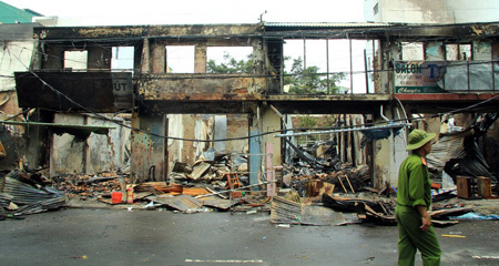 Dãy phố sầm uất hoang tàn sau vụ cháy lớn