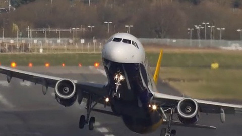 Rợn người cảnh máy bay chao đảo trong gió mạnh