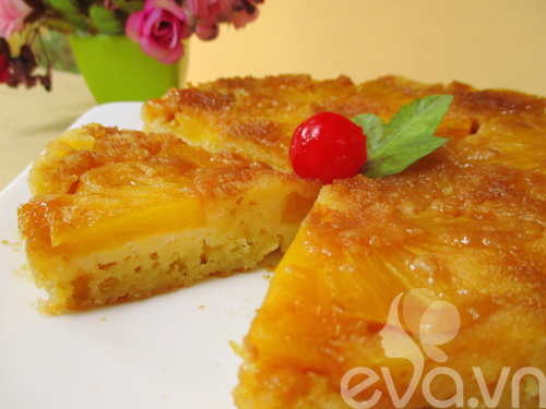 Thưởng thức bánh dứa úp ngược thơm ngon