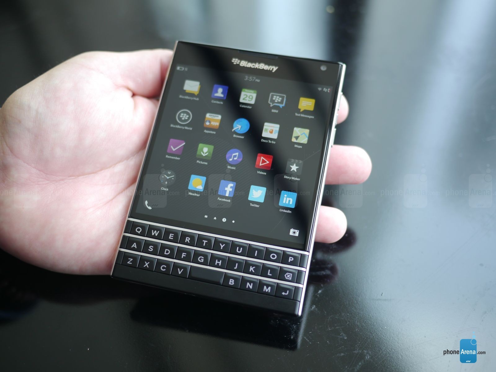 Trên tay BlackBerry Passport hình vuông lạ mắt