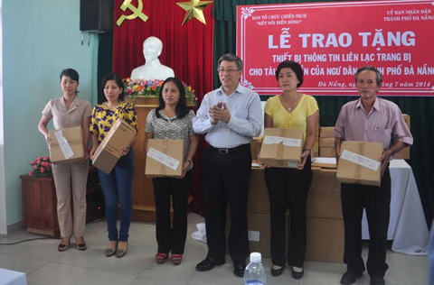 Bộ TT&TT trao thiết bị thông tin cho ngư dân Hoàng Sa
