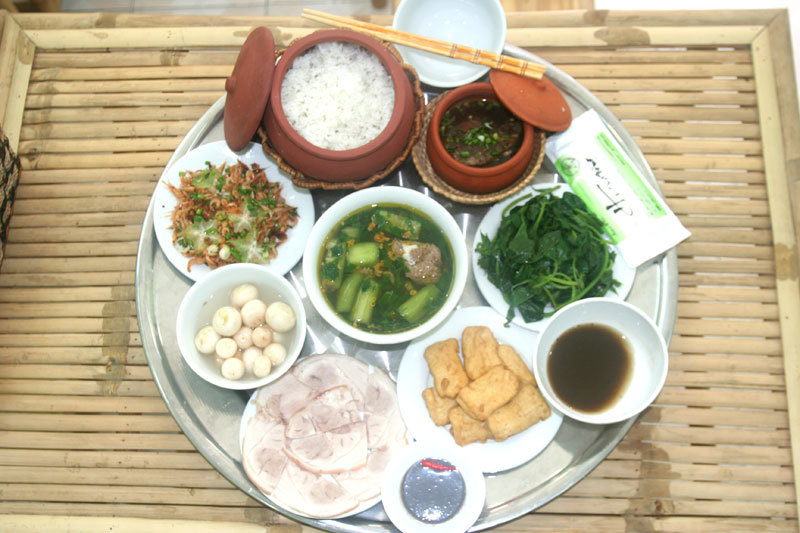 Lạ: Quy định ăn trưa cùng sếp, ghi biên bản rồi bình thơ