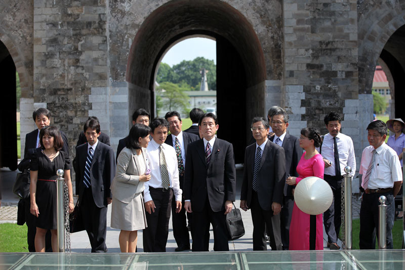 Ngoại trưởng Nhật tản bộ trong di tích Hoàng thành