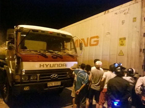 Xế hộp bị container và xe bồn ép bẹp dúm trên cầu