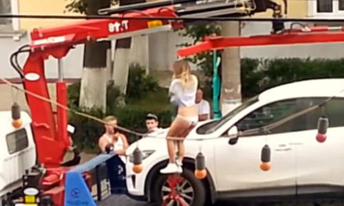 10 clip 'nóng': Thiếu nữ Nga mặc bikini ra giữ ô tô