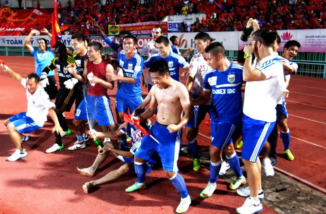 B.Bình Dương vô địch V.League sớm 1 vòng đấu
