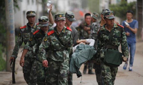 Những hình ảnh thương tâm sau động đất ở TQ