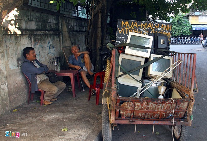 Chiêu độc biến máy tính cũ thành tivi của thợ Sài Gòn
