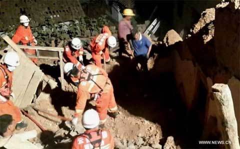 Clip bới tay tìm nạn nhân động đất Trung Quốc