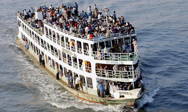 Lật phà chở hàng trăm người tại Bangladesh