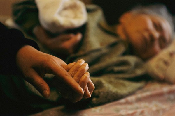 Mẹ chồng nằm liệt giường vẫn cố tình 'hành' con dâu