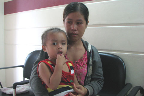 Cha bắt cá thâu đêm không đủ tiền chữa bệnh cho con