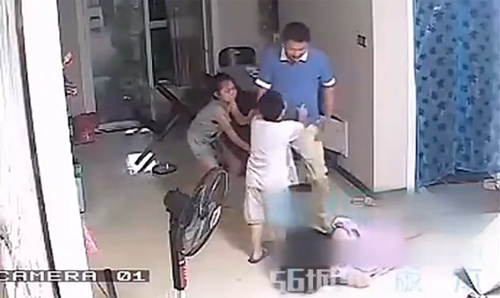 Xót xa cảnh 2 đứa con nhỏ can bố đánh mẹ dã man