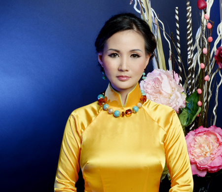 Hoa hậu Sonya Sương Đặng quý phái trong áo dài vàng quyền quý