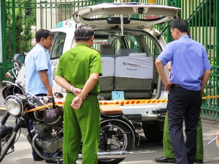 Bị phàn nàn về đậu xe, tài xế taxi đâm chết người