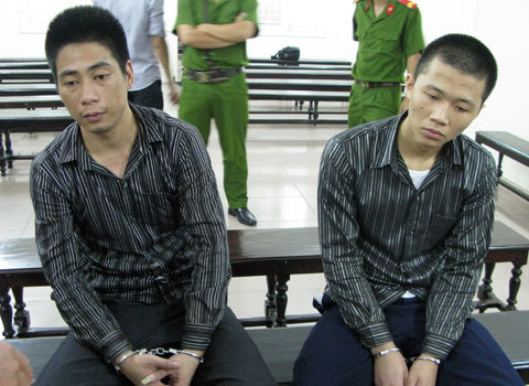 Xông vào phòng trọ bóp cổ cô gái, cướp tài sản