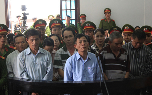 Hoãn xử vụ lãnh đạo ngân hàng nhận lót tay xe BMW