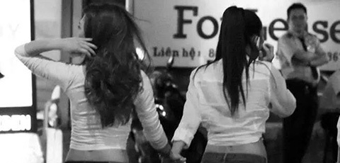 Ảnh Mỹ Tâm nắm tay 'bạn gái' trên phố gây bão trên mạng