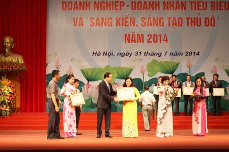Ds.Lê Thị Bình nhận bằng khen Doanh nhân tiêu biểu thủ đô