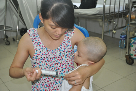 Nước mắt người mẹ và lời khẩn cầu xin 150 triệu cứu con